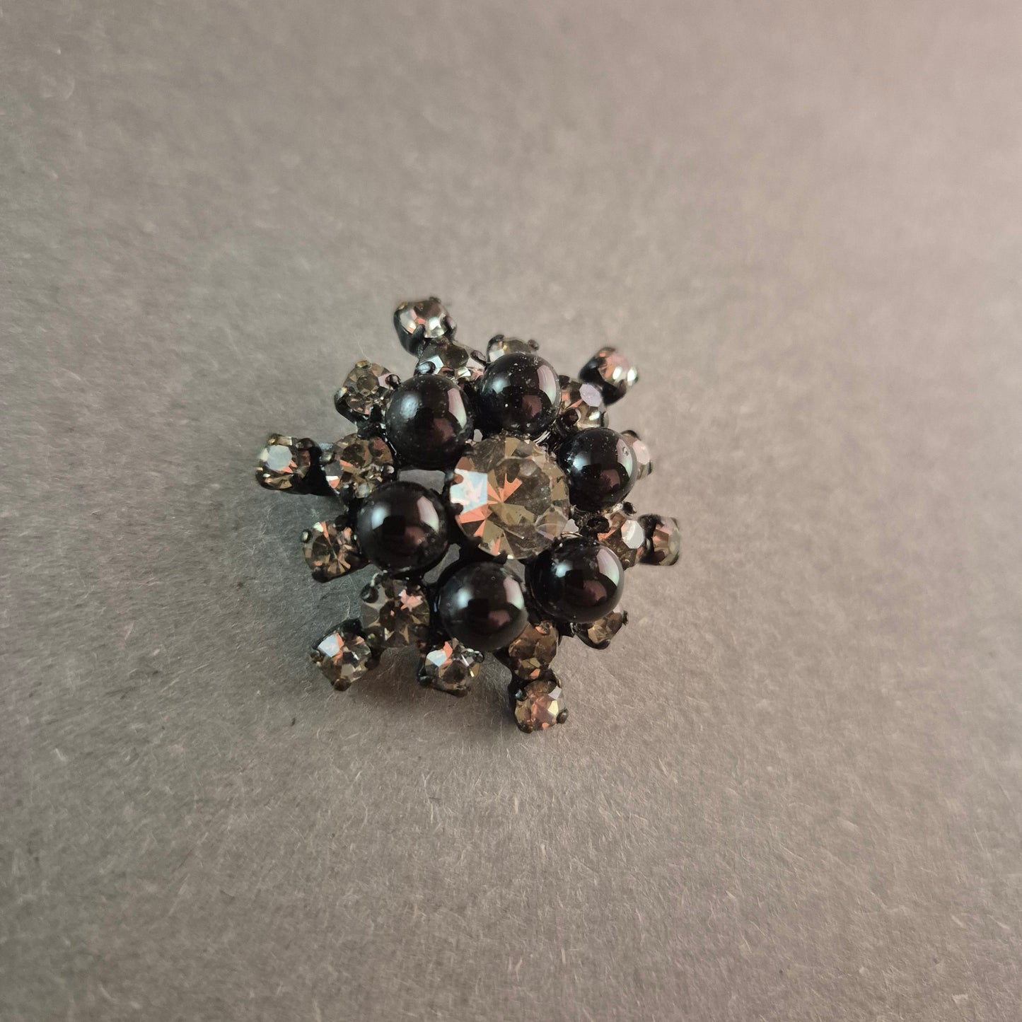 Strass Brosche Elegante Blumenform mit schwarzem und klarem Kristallbesatz