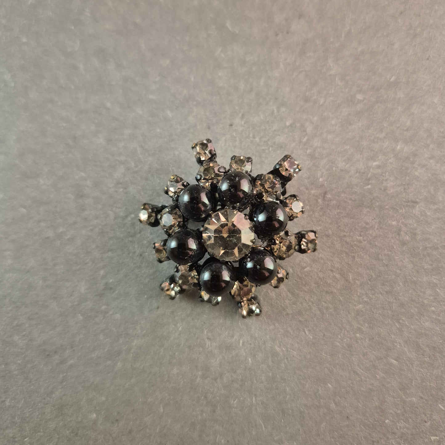 Strass Brosche Elegante Blumenform mit schwarzem und klarem Kristallbesatz