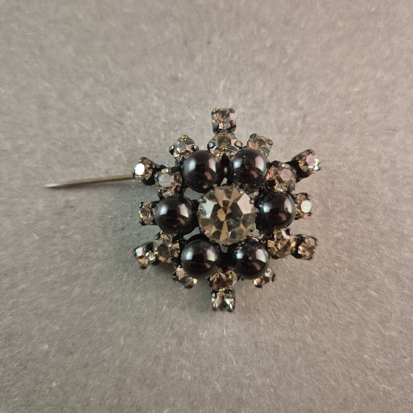 Strass Brosche Elegante Blumenform mit schwarzem und klarem Kristallbesatz