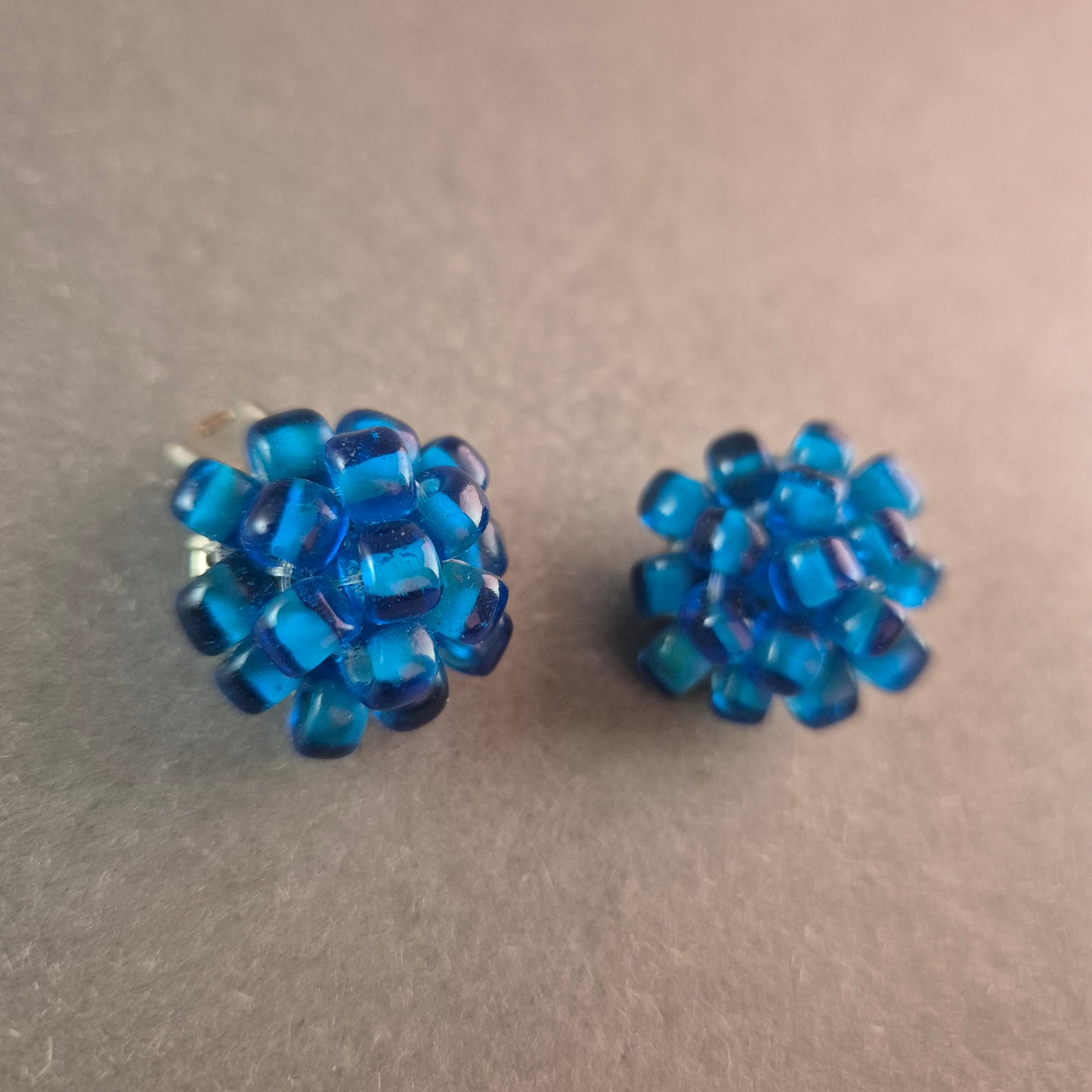 Vintage Clip-Ohrringe mit blauen Glasperlen – Stilvolle Retro-Ästhetik
