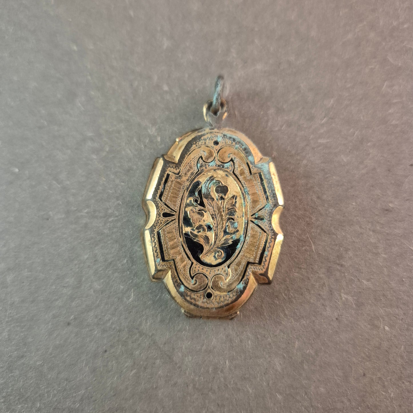 Antiker Medaillon-Anhänger – Filigrane Gravur mit nostalgischem Charme