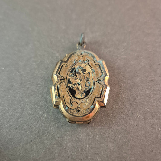 Antiker Medaillon-Anhänger – Filigrane Gravur mit nostalgischem Charme