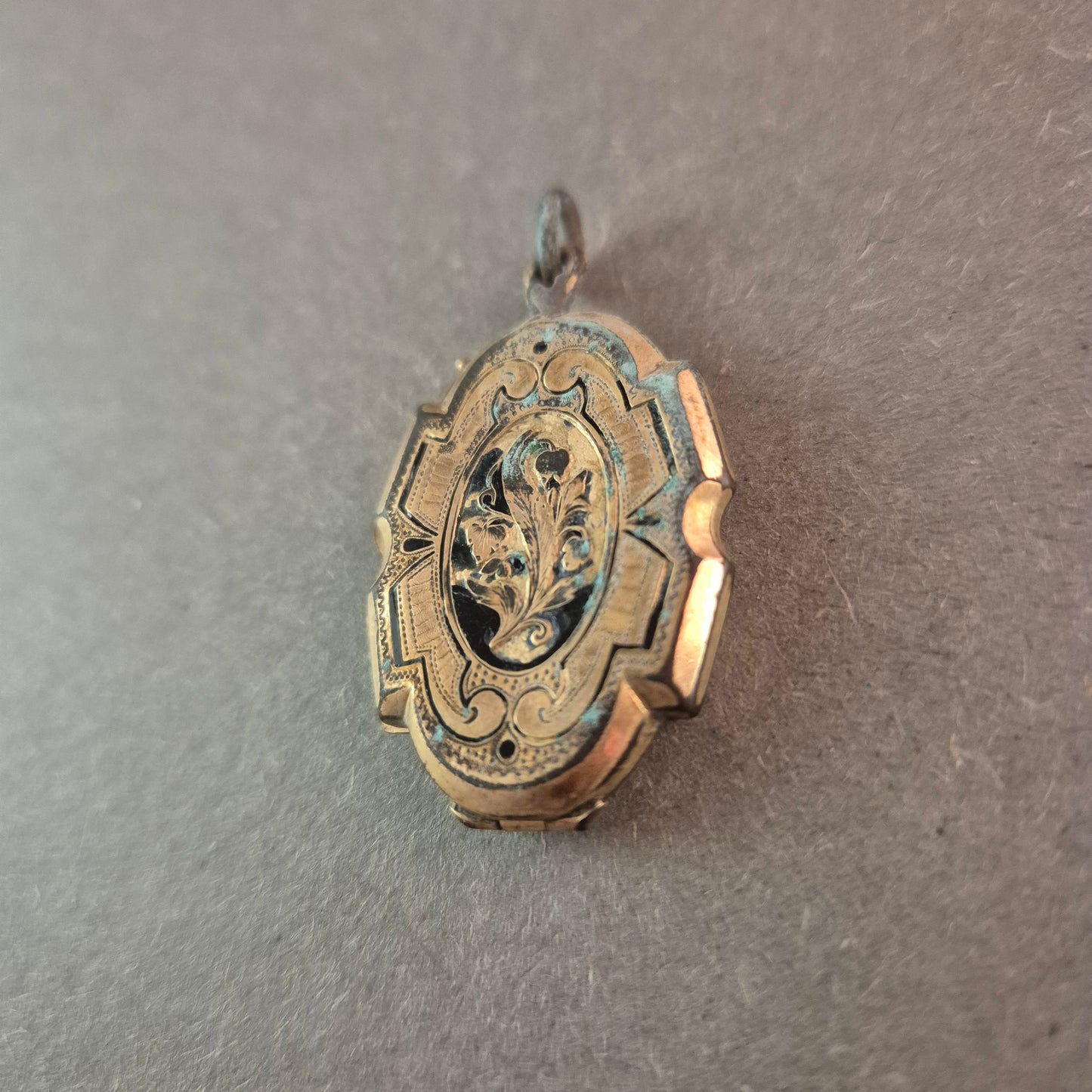 Antiker Medaillon-Anhänger – Filigrane Gravur mit nostalgischem Charme