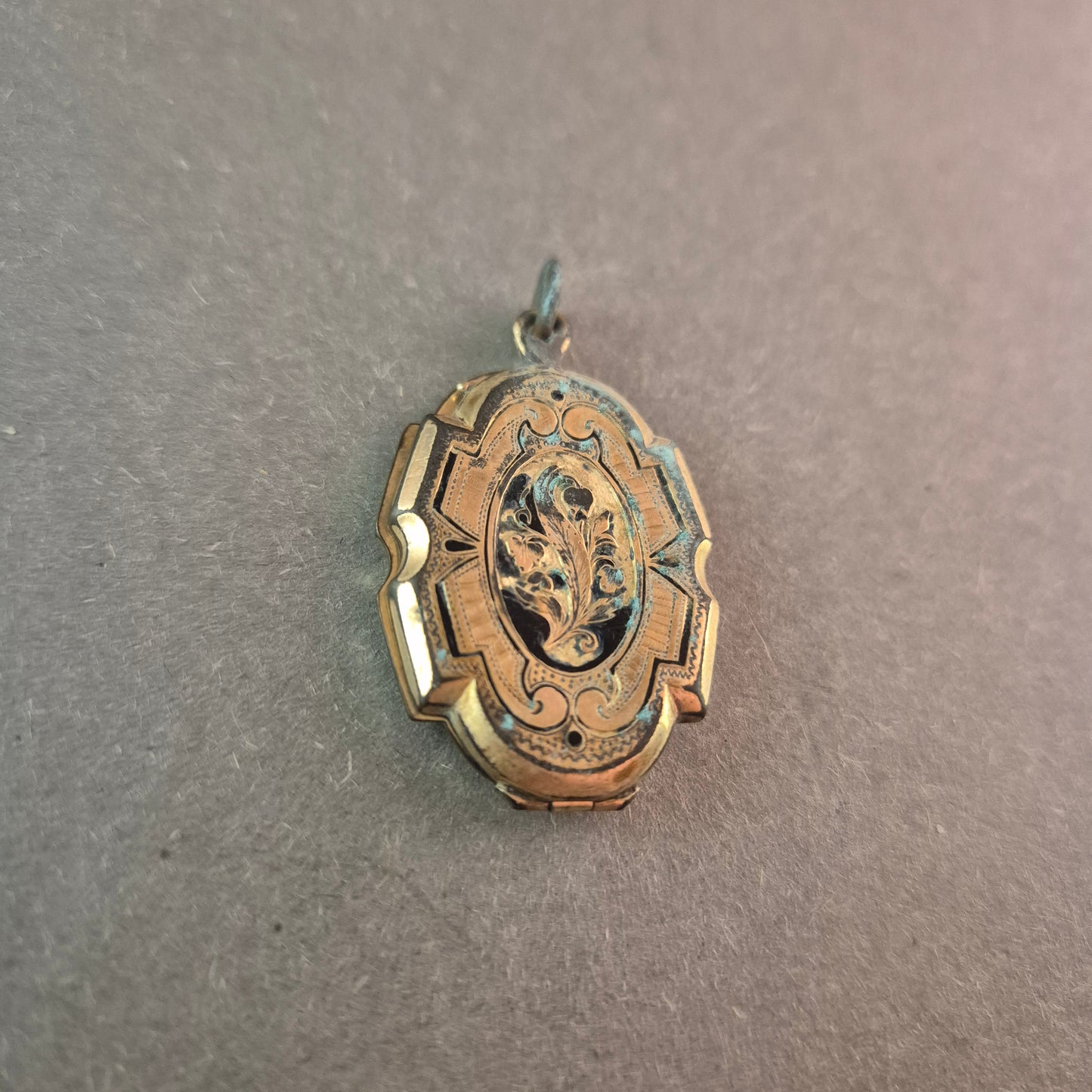 Antiker Medaillon-Anhänger – Filigrane Gravur mit nostalgischem Charme