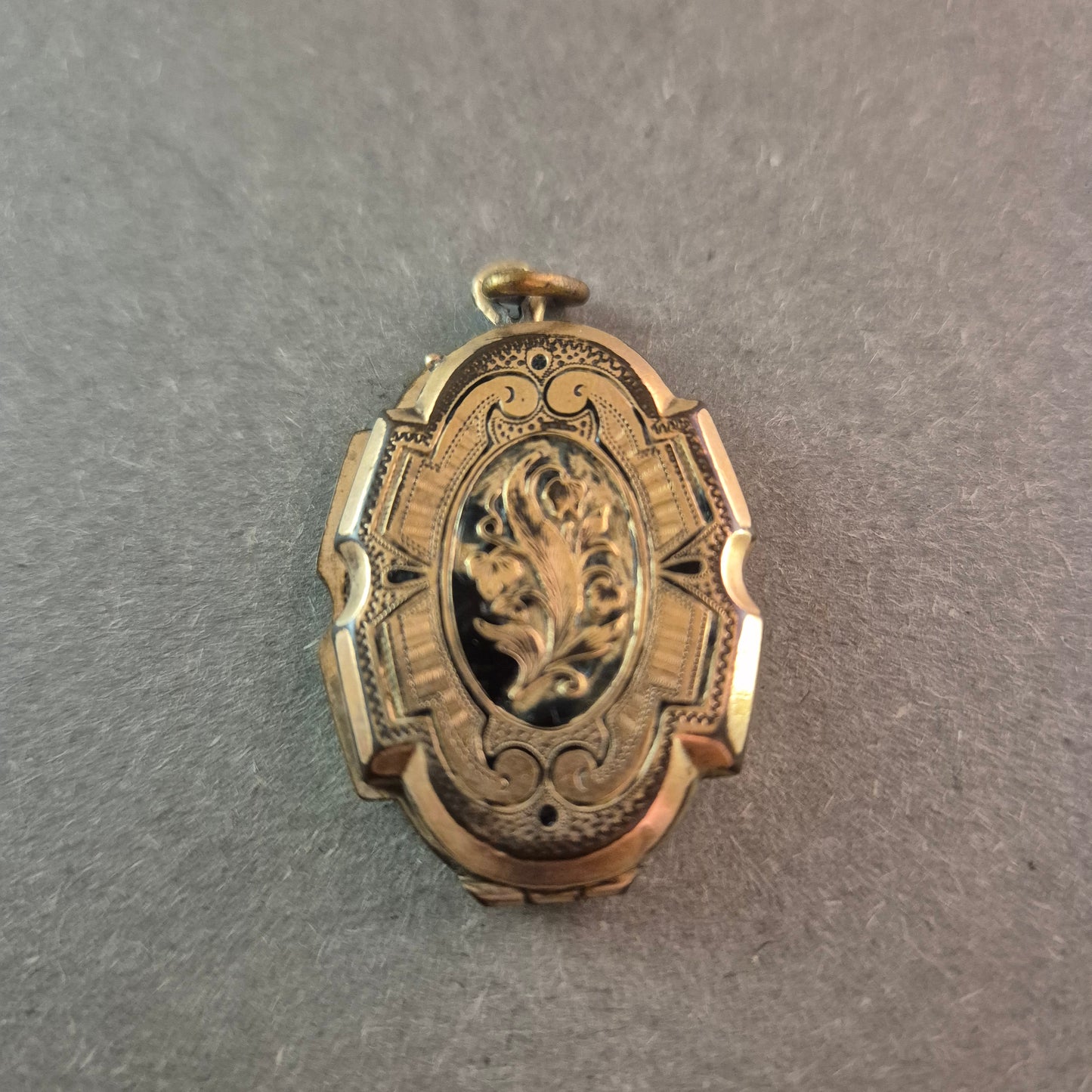 Antiker Medaillon-Anhänger – Filigrane Gravur mit nostalgischem Charme