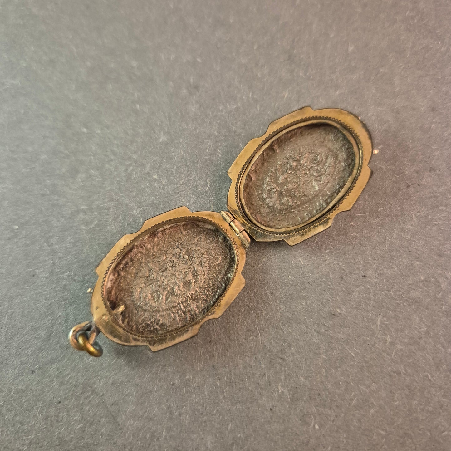 Antiker Medaillon-Anhänger – Filigrane Gravur mit nostalgischem Charme