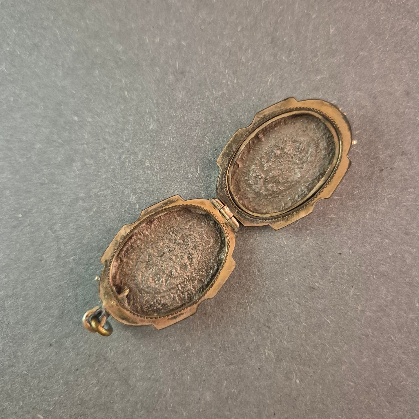 Antiker Medaillon-Anhänger – Filigrane Gravur mit nostalgischem Charme