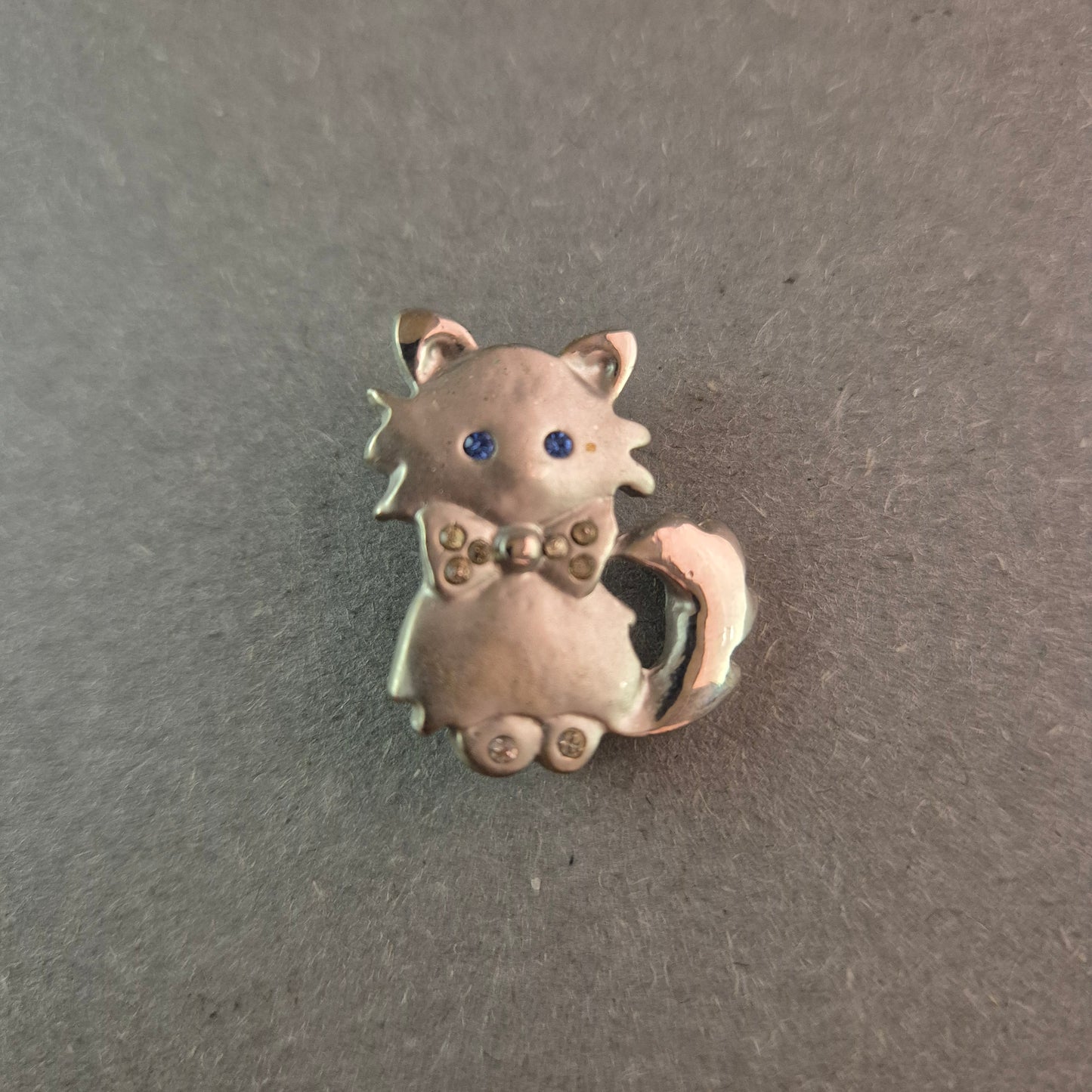 Verspielte Katzen-Anstecknadel – Silberoptik mit funkelnden Details