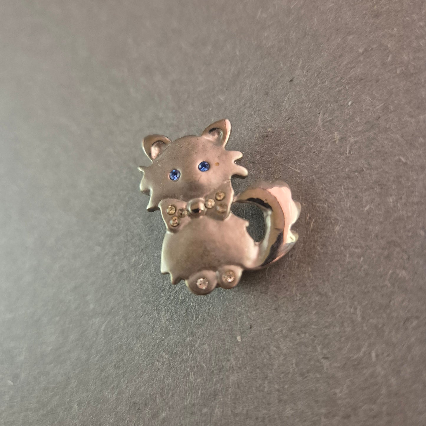 Verspielte Katzen-Anstecknadel – Silberoptik mit funkelnden Details