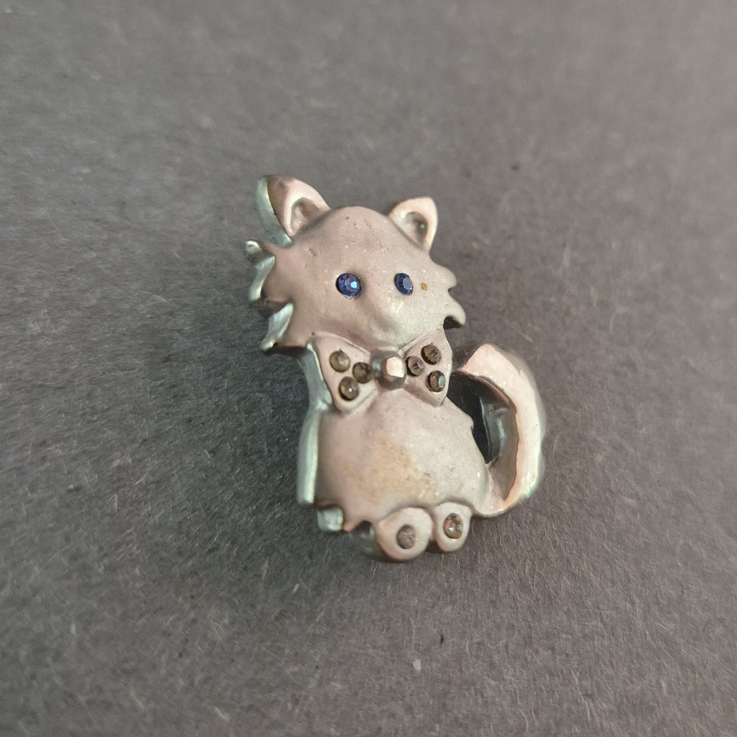 Verspielte Katzen-Anstecknadel – Silberoptik mit funkelnden Details