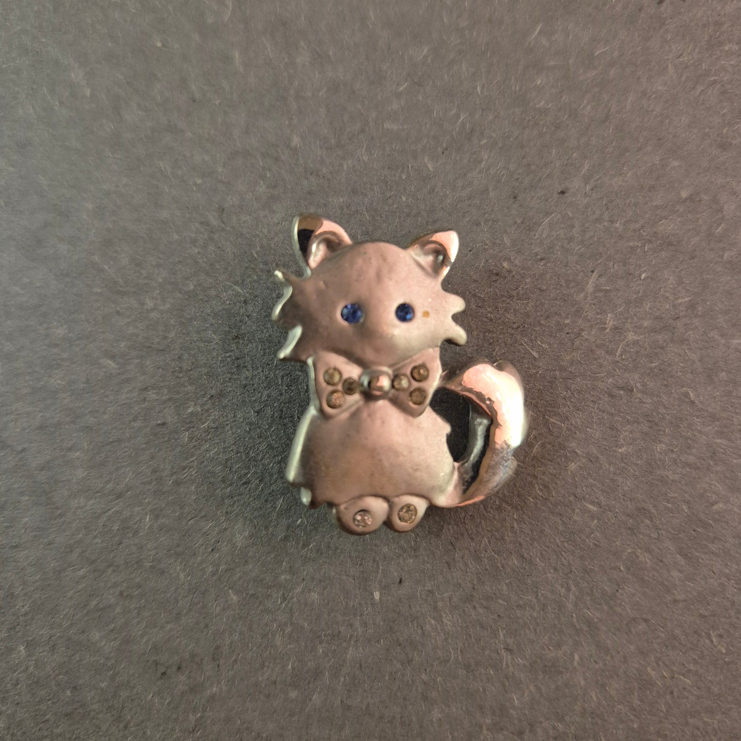 Verspielte Katzen-Anstecknadel – Silberoptik mit funkelnden Details