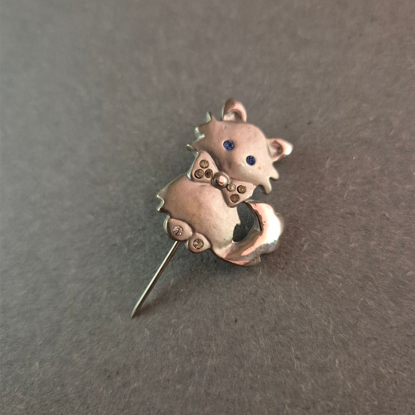Verspielte Katzen-Anstecknadel – Silberoptik mit funkelnden Details