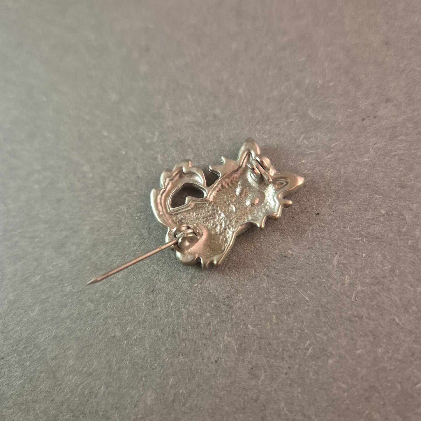 Verspielte Katzen-Anstecknadel – Silberoptik mit funkelnden Details