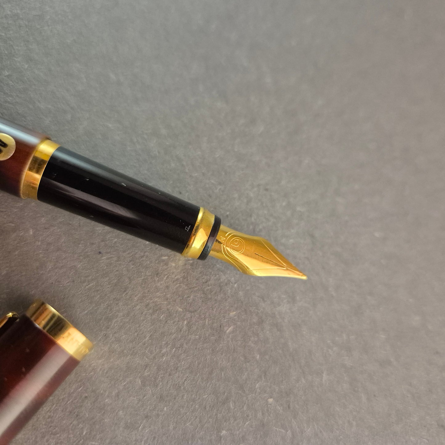 Elysée Füllfederhalter – Elegante Schreibkultur mit goldenen Akzenten