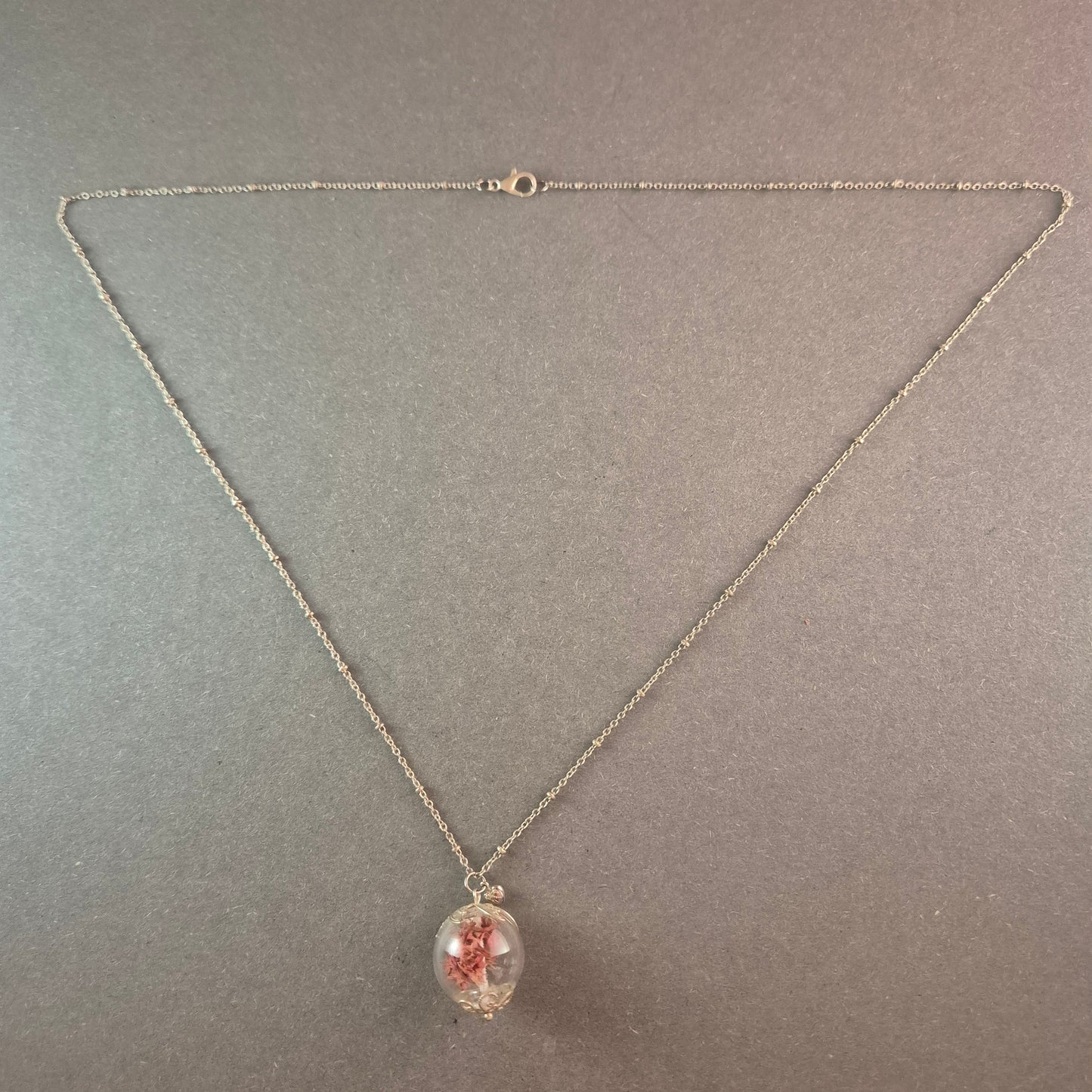 Silberne Halskette mit Glaskugel & getrockneten Blumen – Romantisches Design