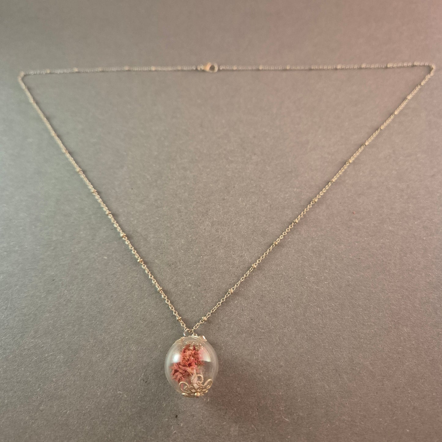 Silberne Halskette mit Glaskugel & getrockneten Blumen – Romantisches Design