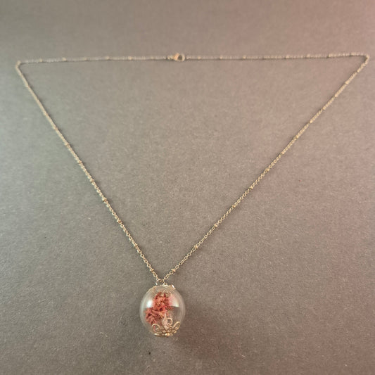 Silberne Halskette mit Glaskugel & getrockneten Blumen – Romantisches Design
