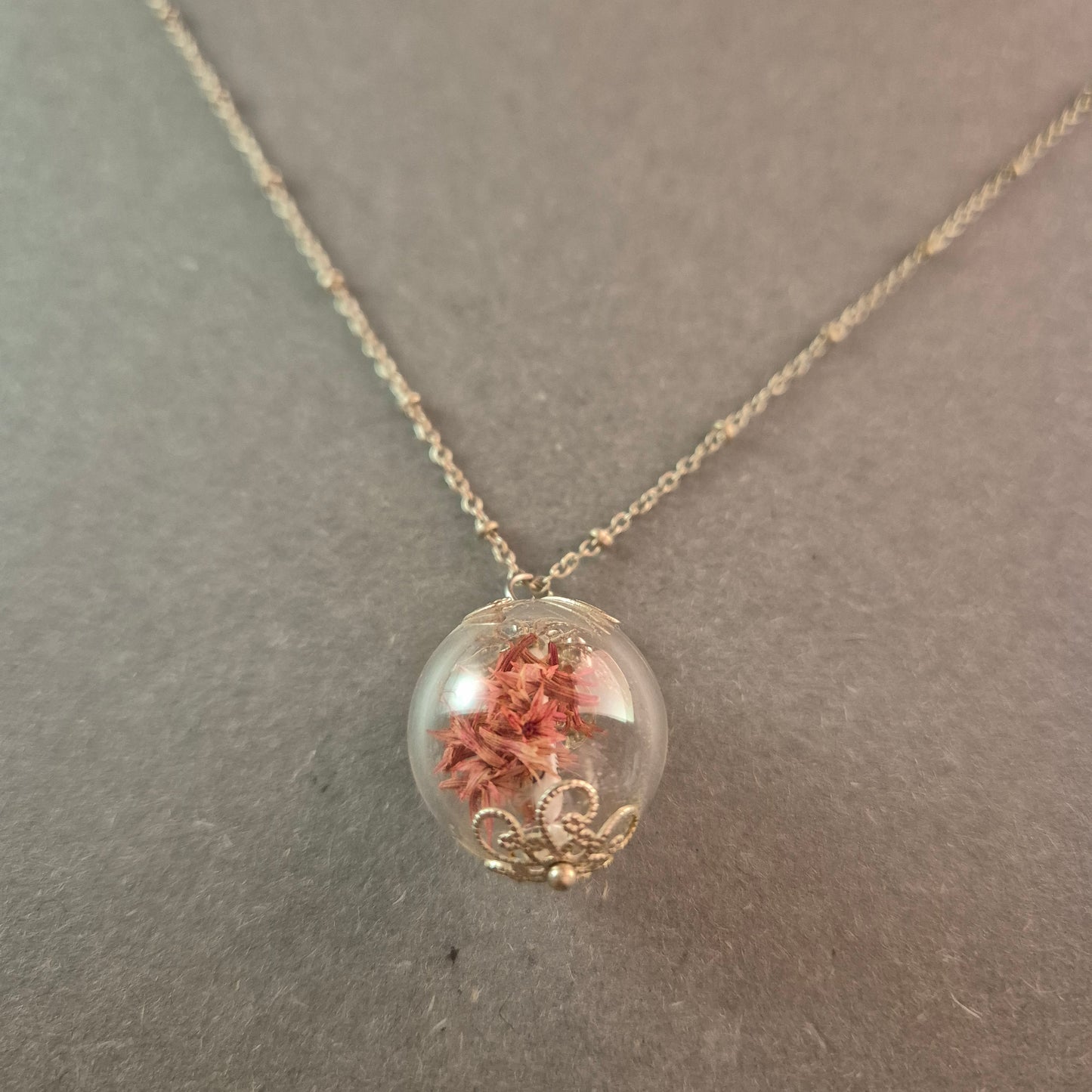 Silberne Halskette mit Glaskugel & getrockneten Blumen – Romantisches Design