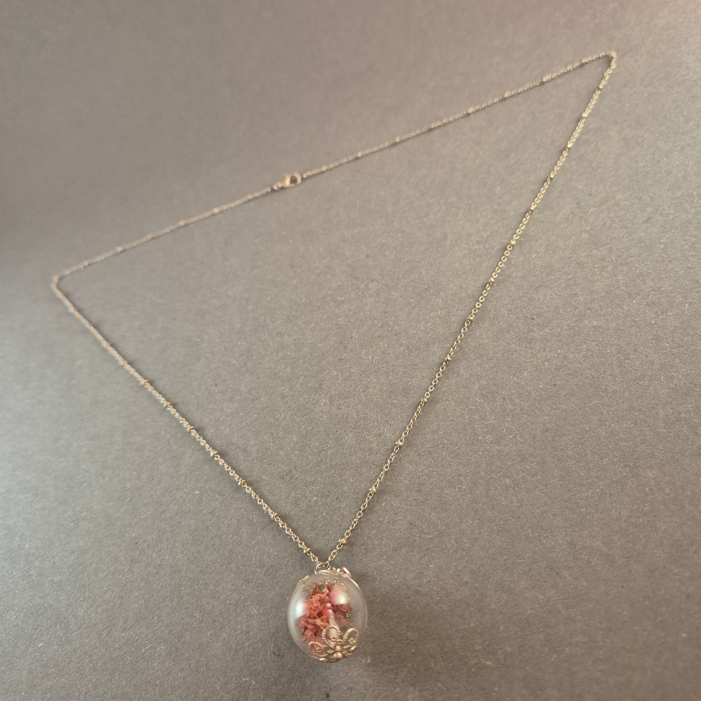 Silberne Halskette mit Glaskugel & getrockneten Blumen – Romantisches Design