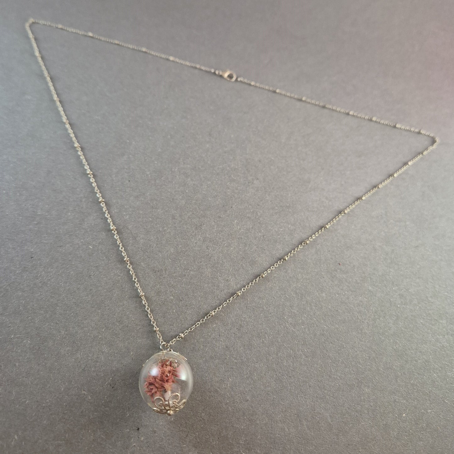Silberne Halskette mit Glaskugel & getrockneten Blumen – Romantisches Design