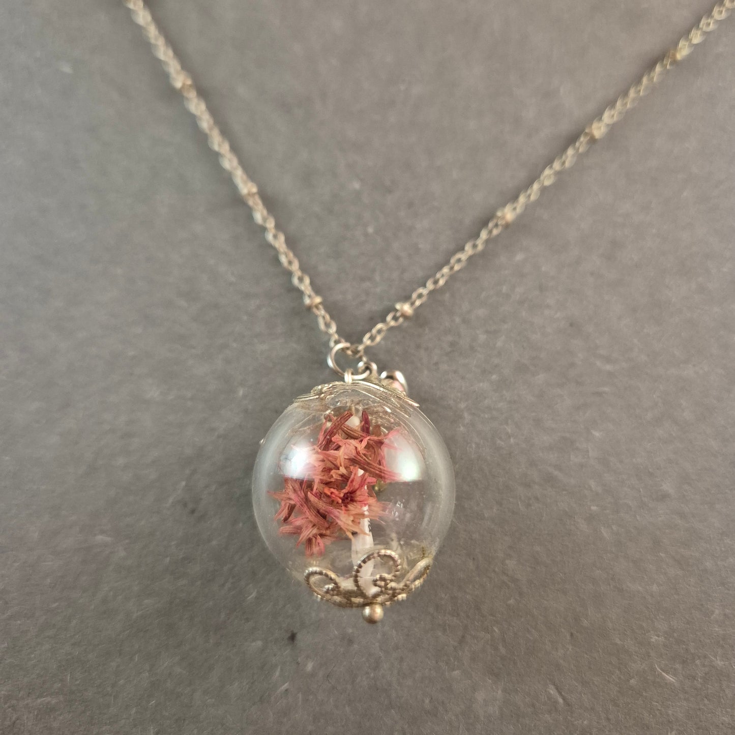 Silberne Halskette mit Glaskugel & getrockneten Blumen – Romantisches Design