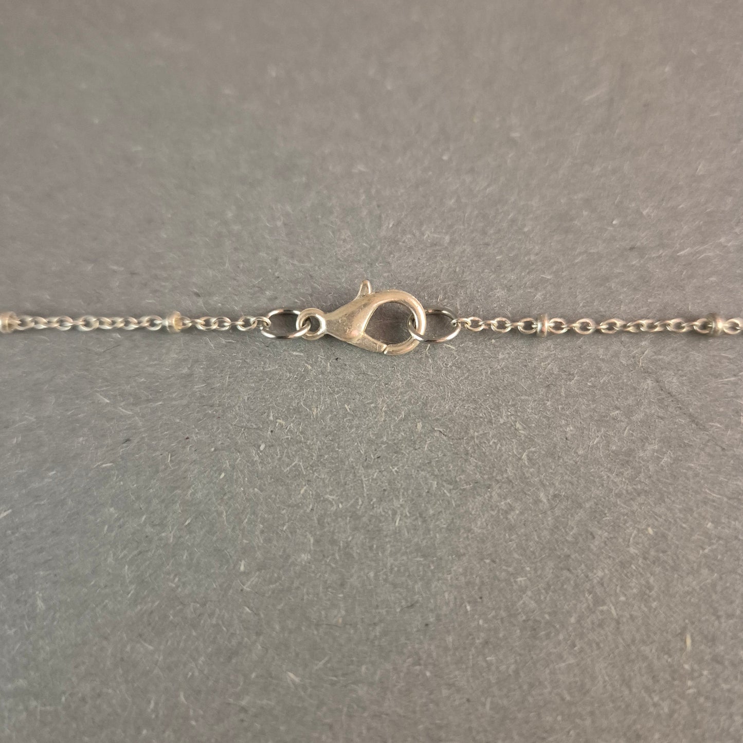 Silberne Halskette mit Glaskugel & getrockneten Blumen – Romantisches Design