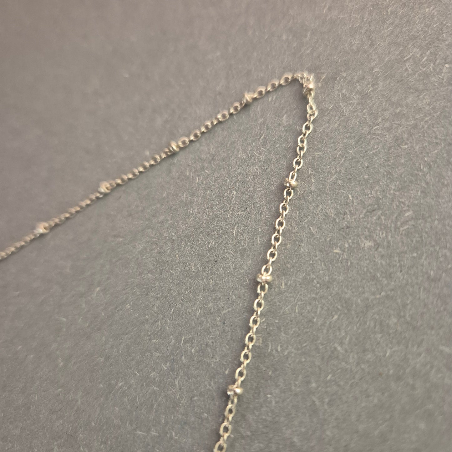 Silberne Halskette mit Glaskugel & getrockneten Blumen – Romantisches Design