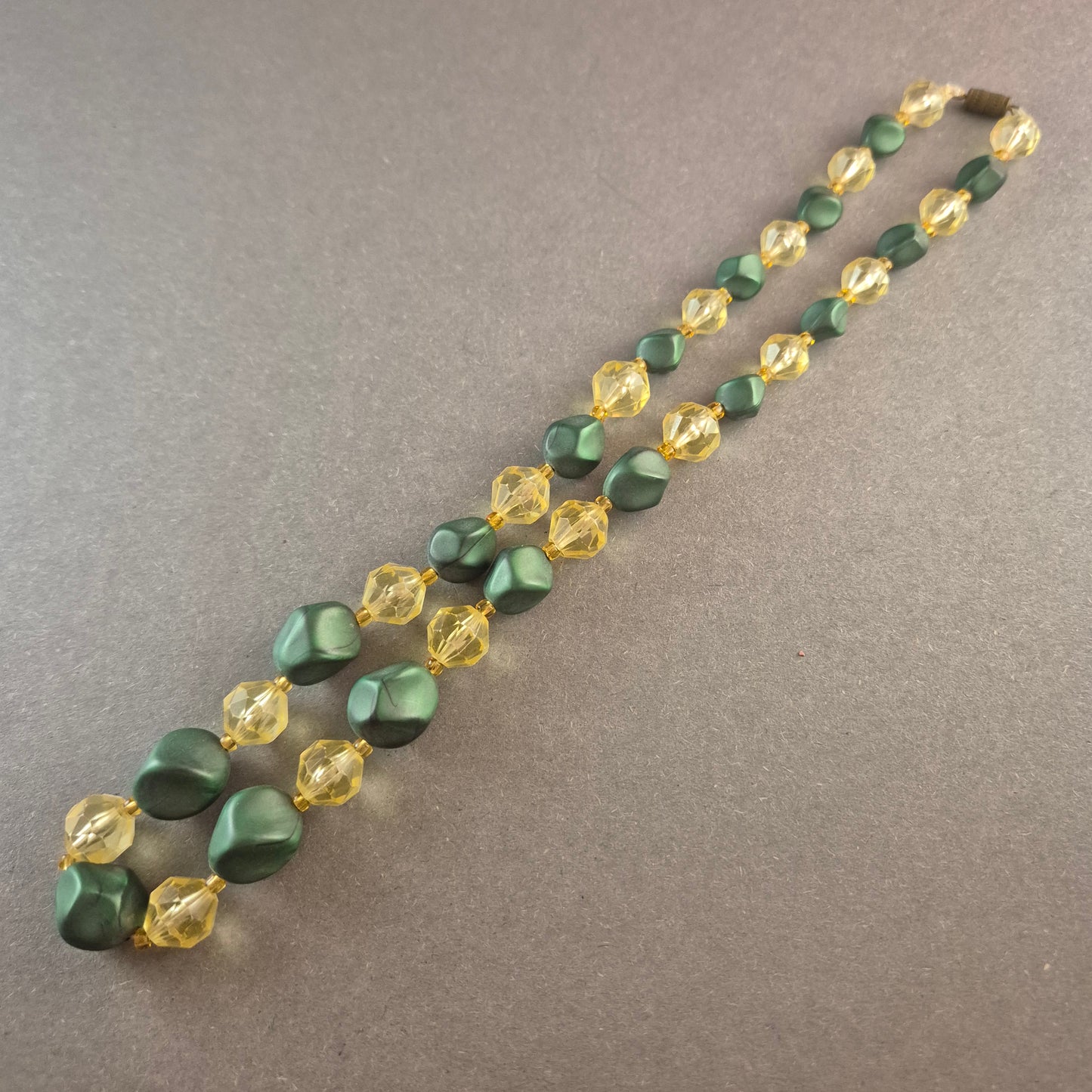 Vintage-Glasperlenkette – Elegante Farbkombination in Grün & Gelb