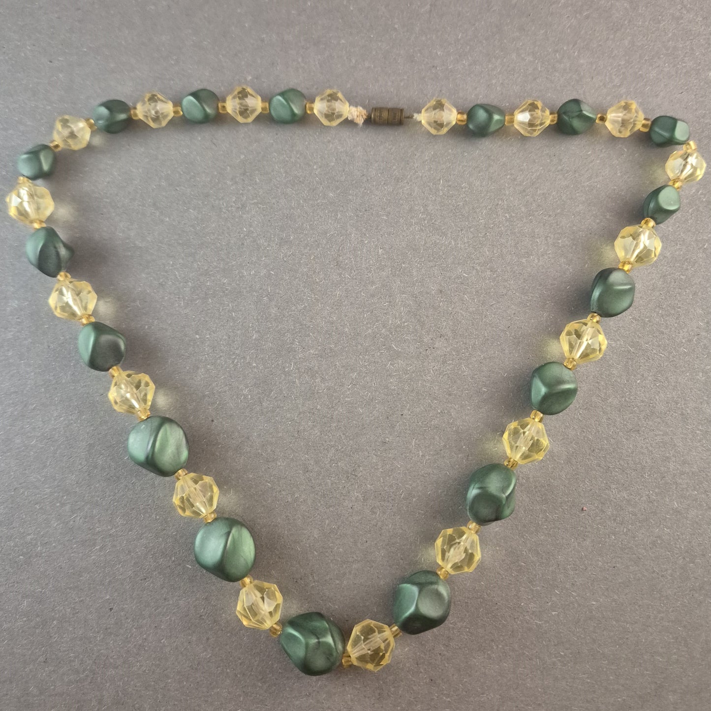 Vintage-Glasperlenkette – Elegante Farbkombination in Grün & Gelb