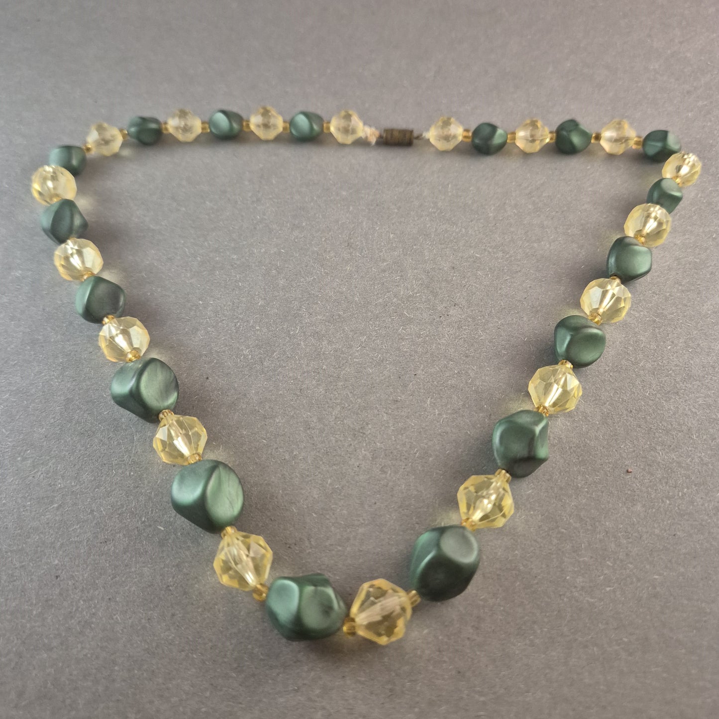 Vintage-Glasperlenkette – Elegante Farbkombination in Grün & Gelb