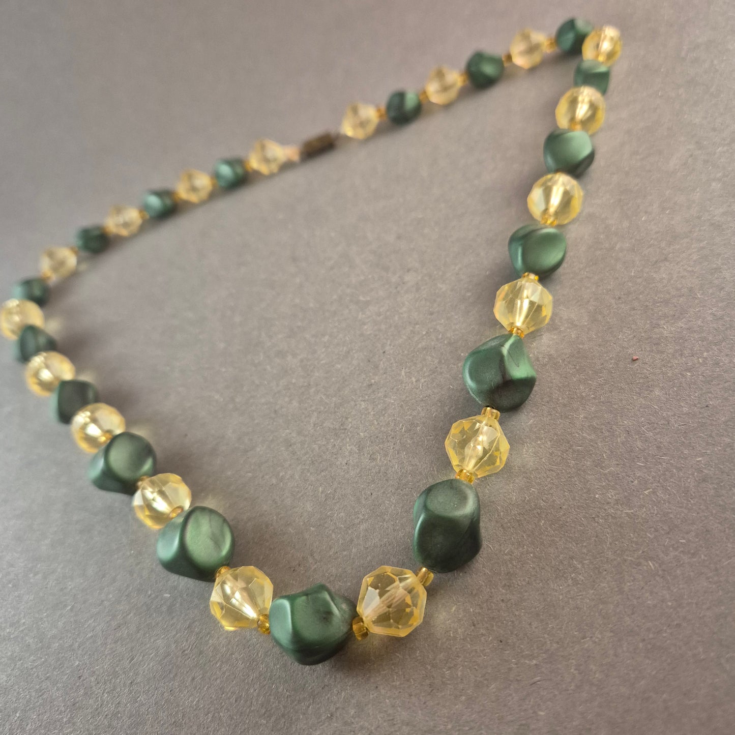 Vintage-Glasperlenkette – Elegante Farbkombination in Grün & Gelb