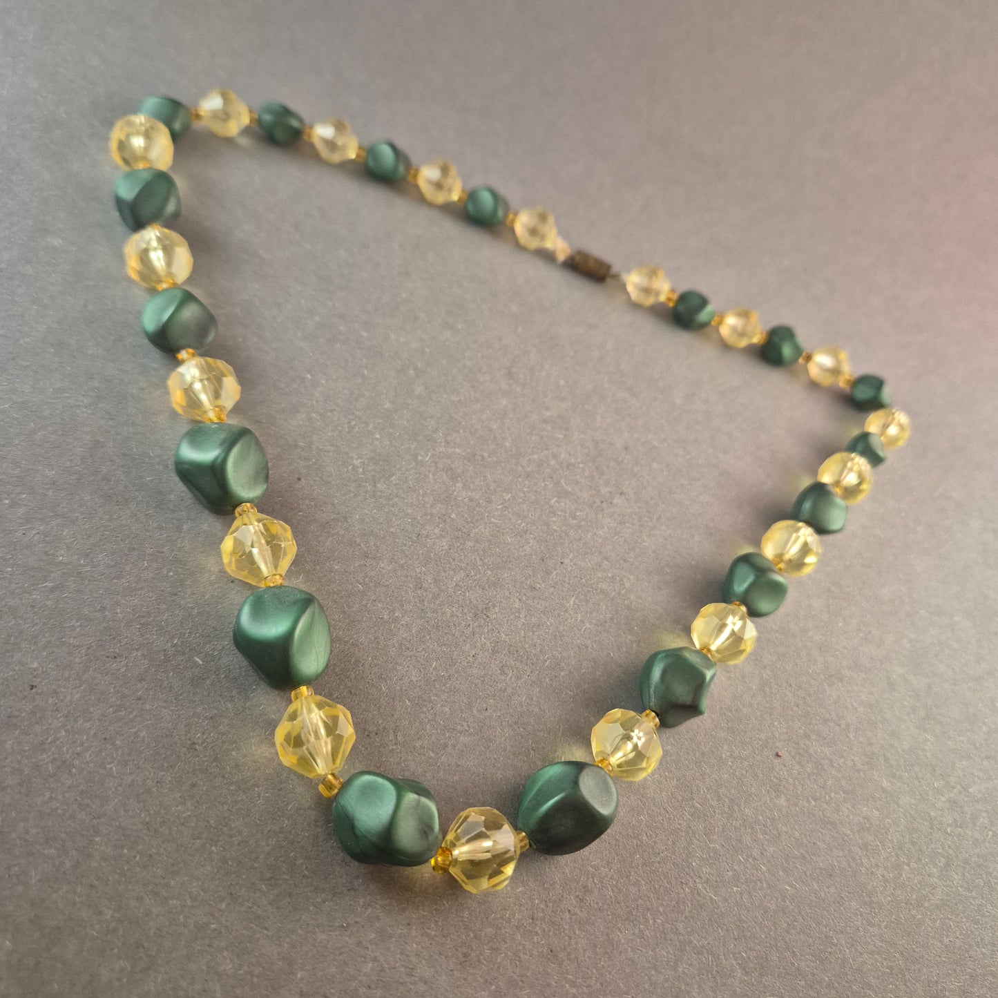 Vintage-Glasperlenkette – Elegante Farbkombination in Grün & Gelb