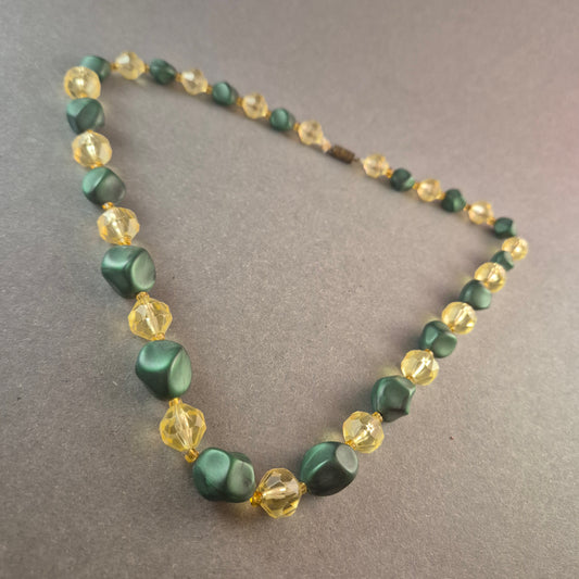 Vintage-Glasperlenkette – Elegante Farbkombination in Grün & Gelb