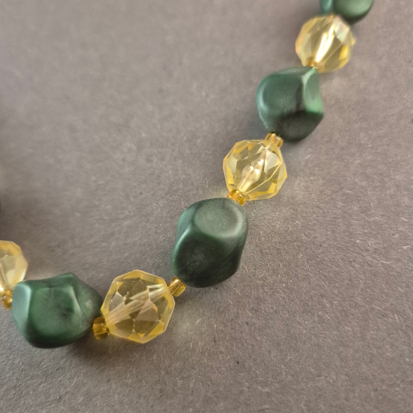 Vintage-Glasperlenkette – Elegante Farbkombination in Grün & Gelb