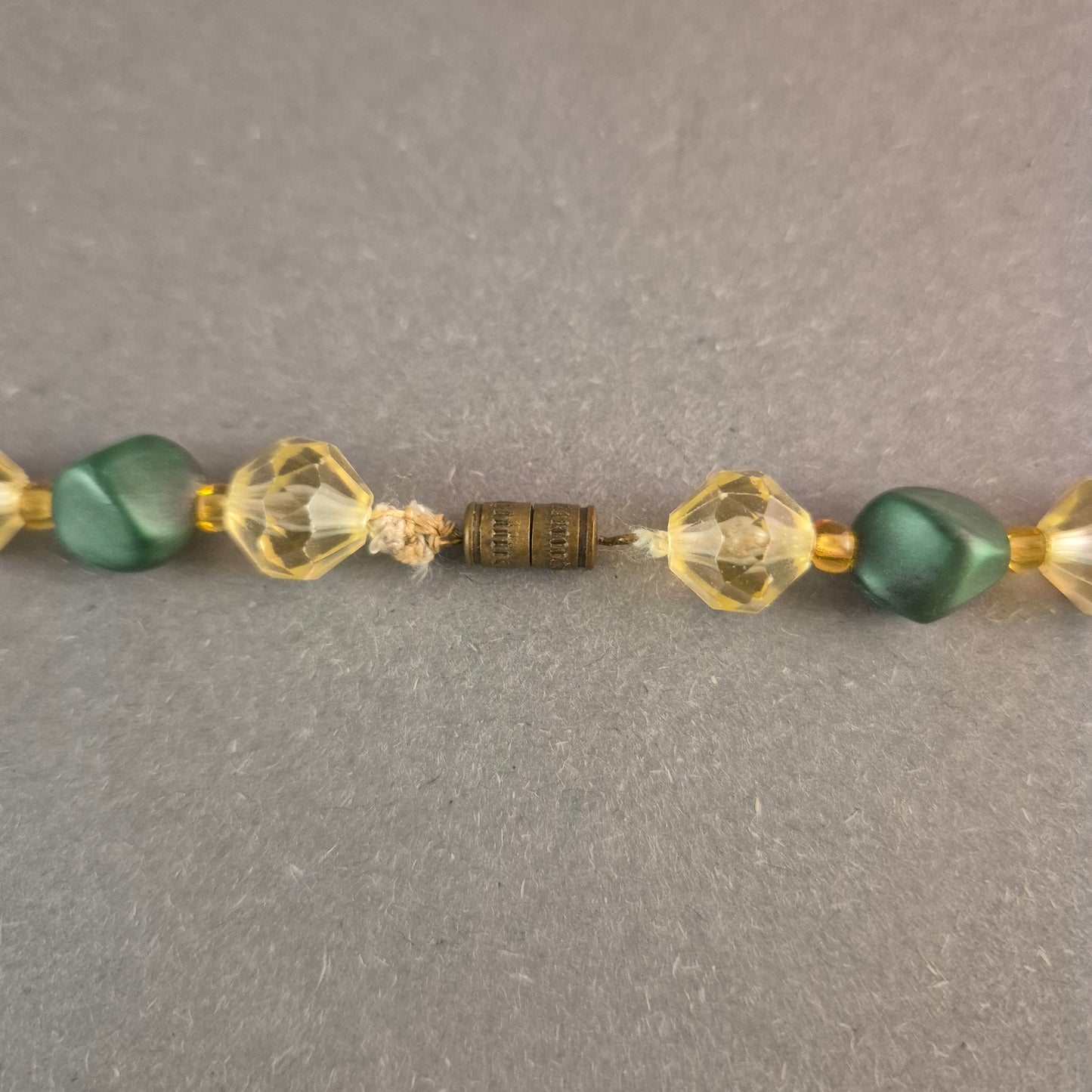 Vintage-Glasperlenkette – Elegante Farbkombination in Grün & Gelb