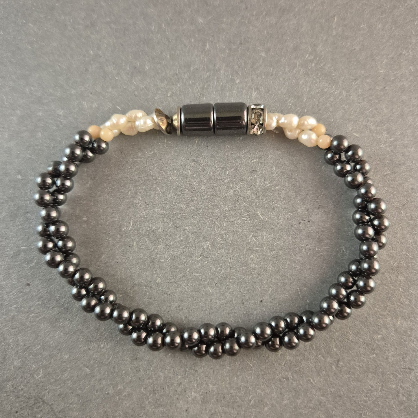 Perlenarmband Hämatit & Süßwasserperlen Stilvolle Kombination