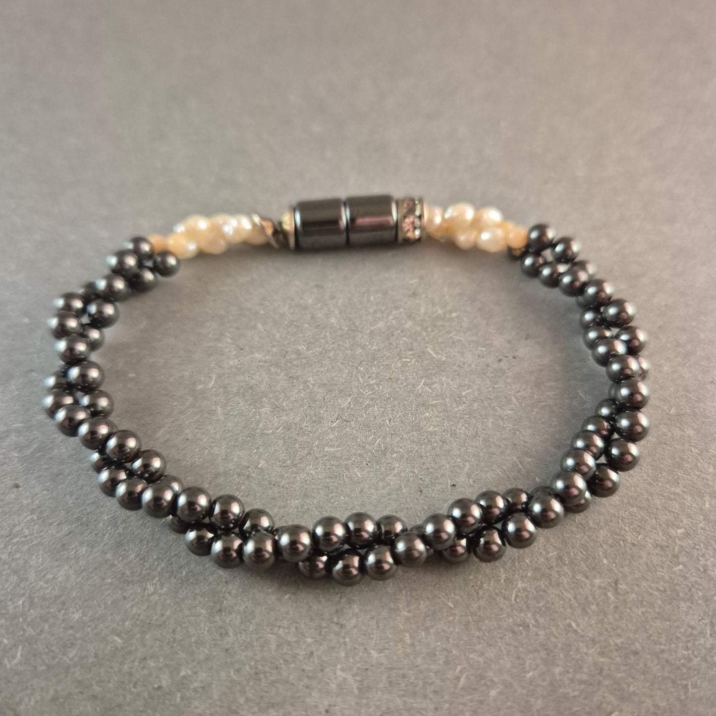 Perlenarmband Hämatit & Süßwasserperlen Stilvolle Kombination