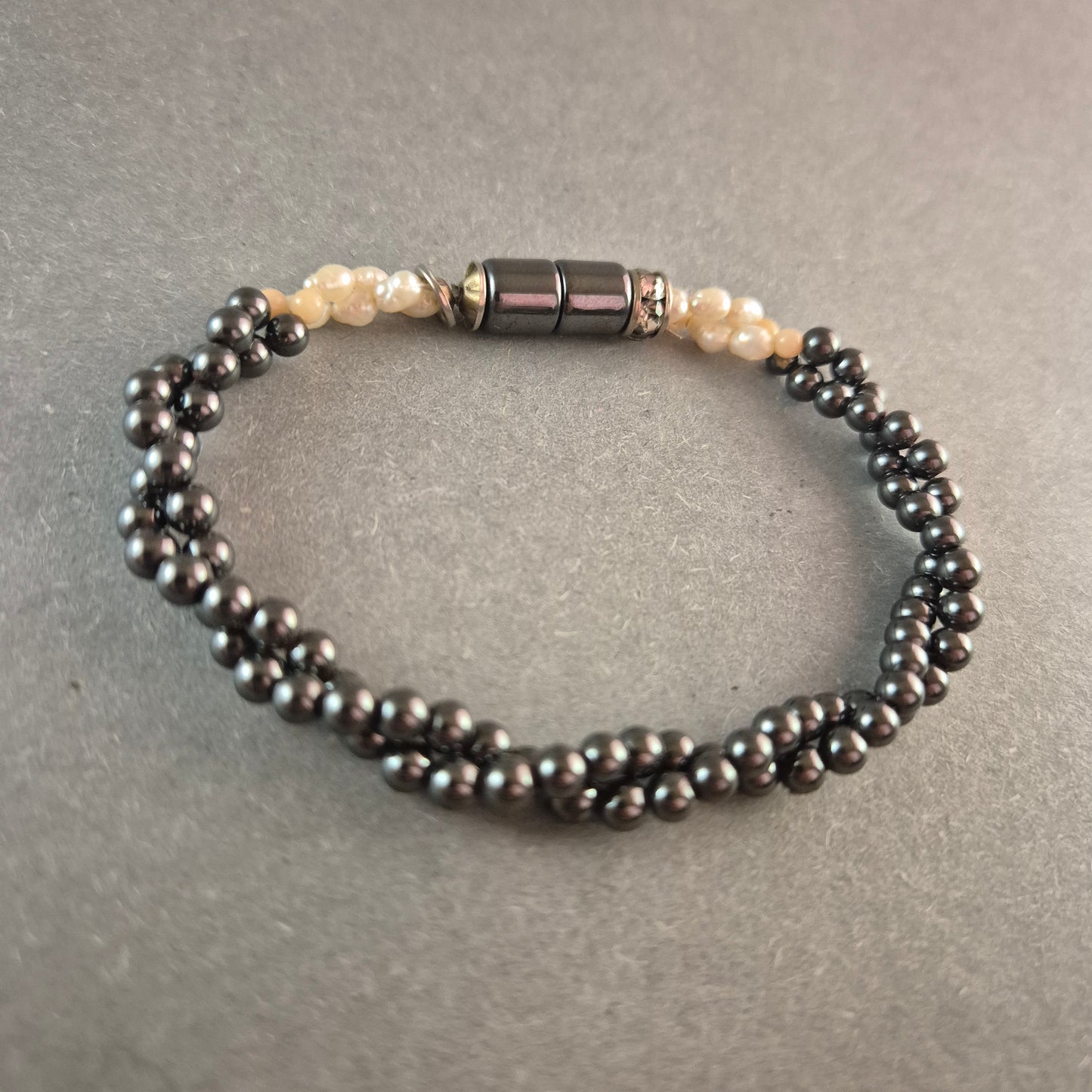 Perlenarmband Hämatit & Süßwasserperlen Stilvolle Kombination