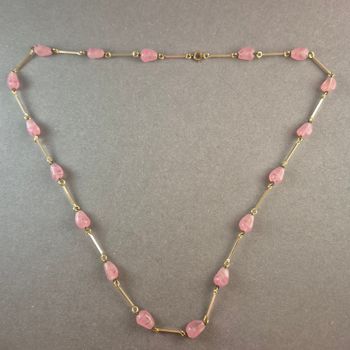 Feine Goldkette mit rosa Glasperlen – Eleganter Vintage-Schmuck