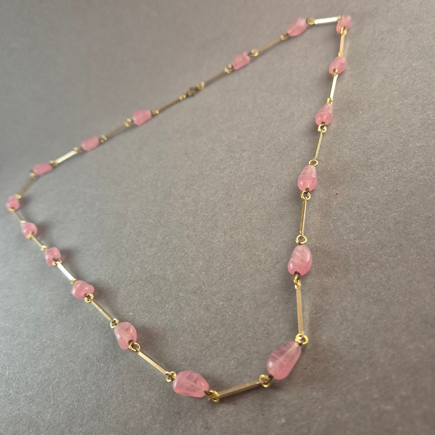 Feine Goldkette mit rosa Glasperlen – Eleganter Vintage-Schmuck