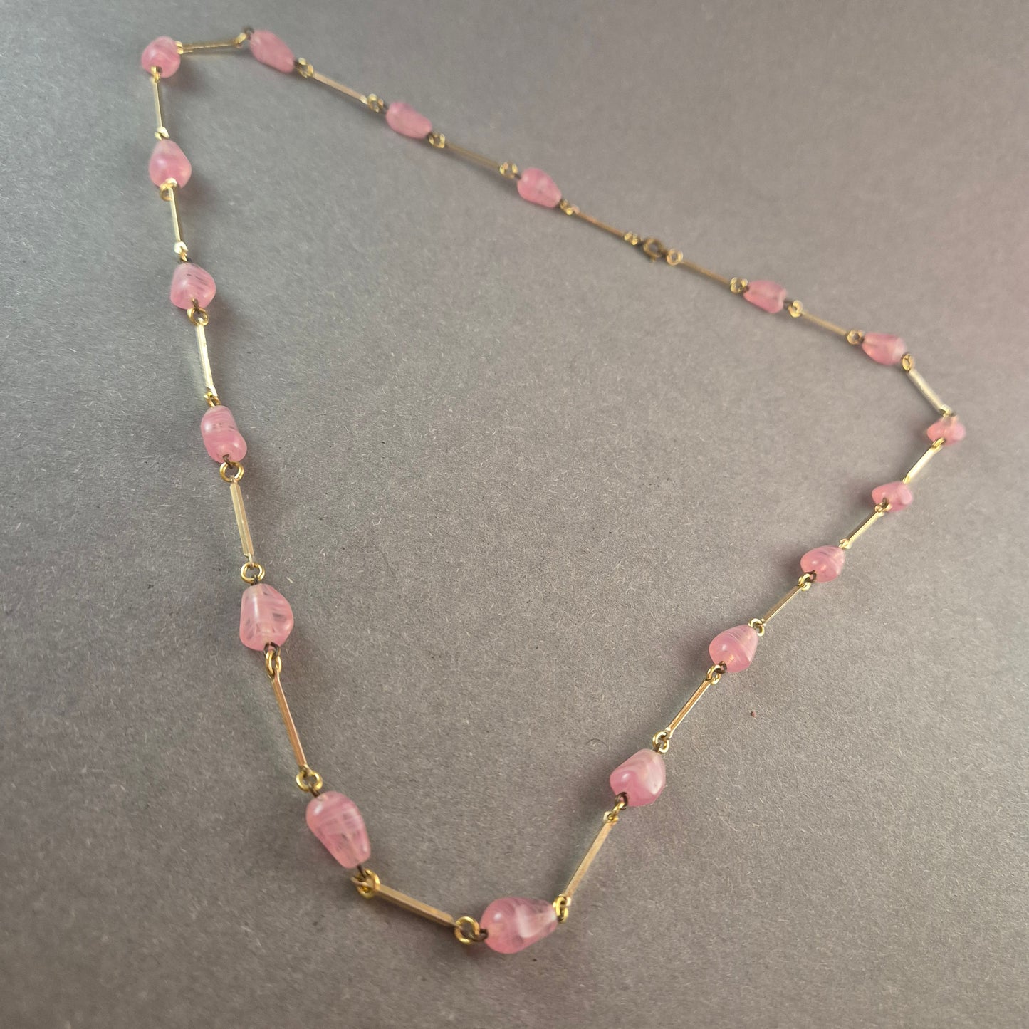 Feine Goldkette mit rosa Glasperlen – Eleganter Vintage-Schmuck