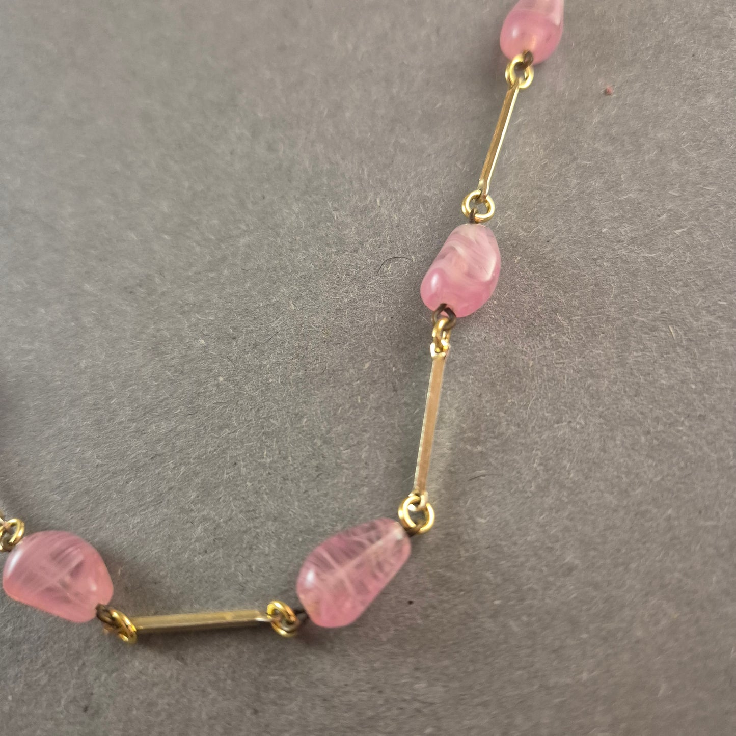 Feine Goldkette mit rosa Glasperlen – Eleganter Vintage-Schmuck