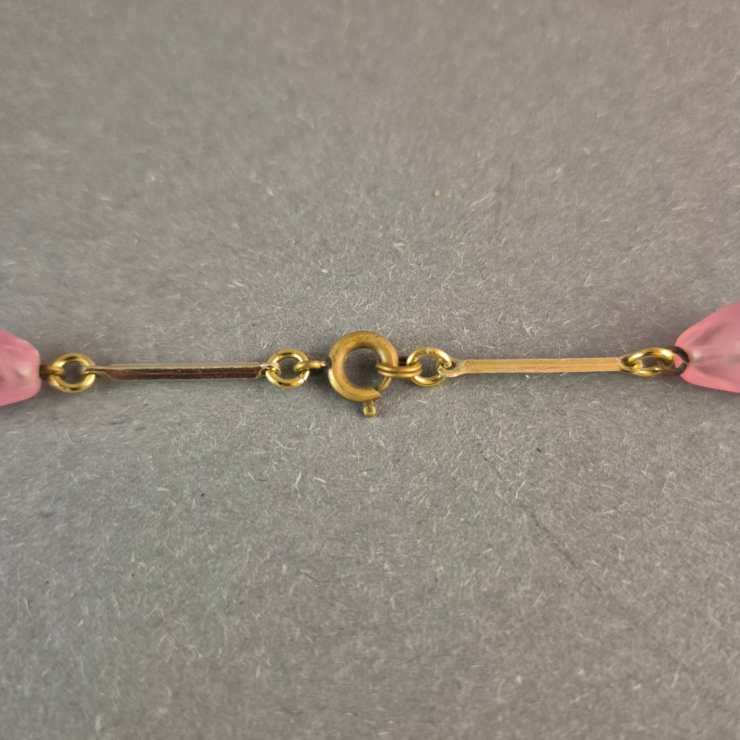 Feine Goldkette mit rosa Glasperlen – Eleganter Vintage-Schmuck