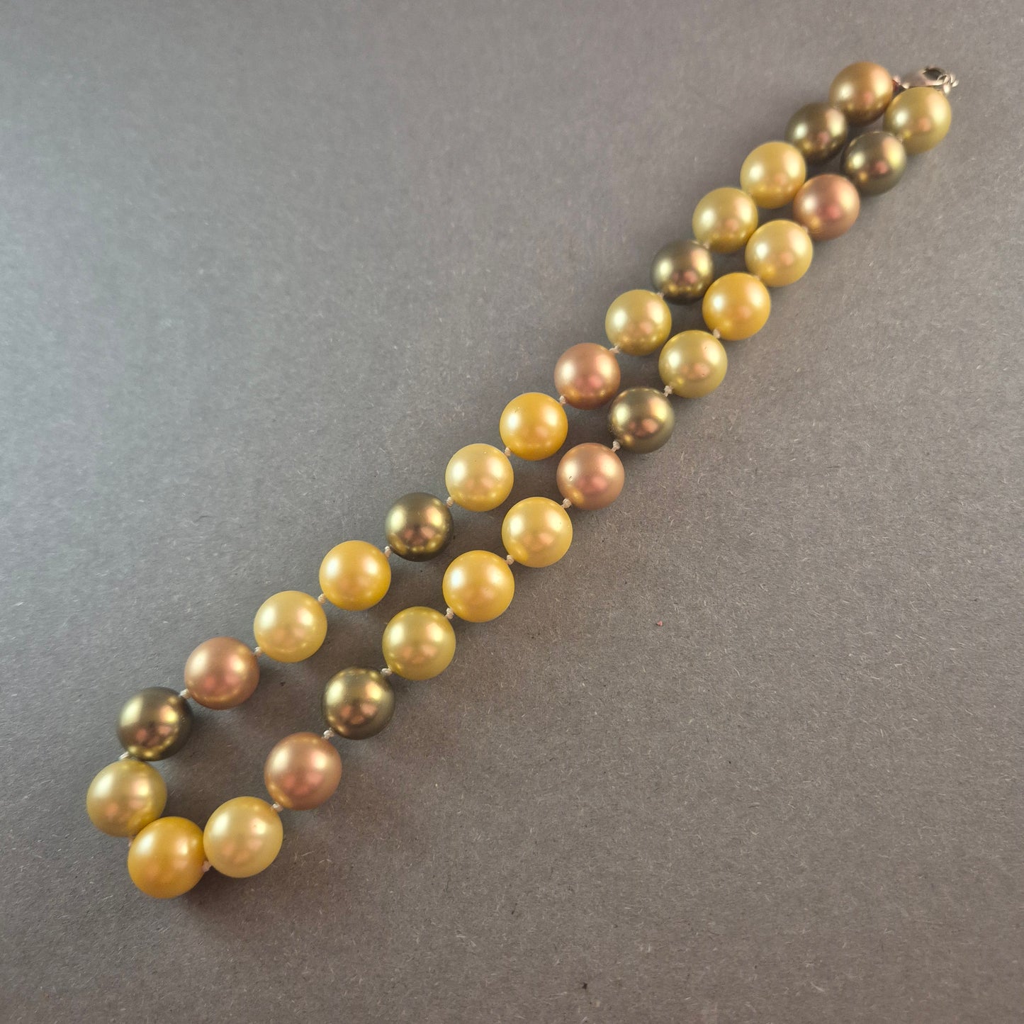 Elegante Perlenkette mit Farbverlauf – Goldene & bronzene Schattierungen