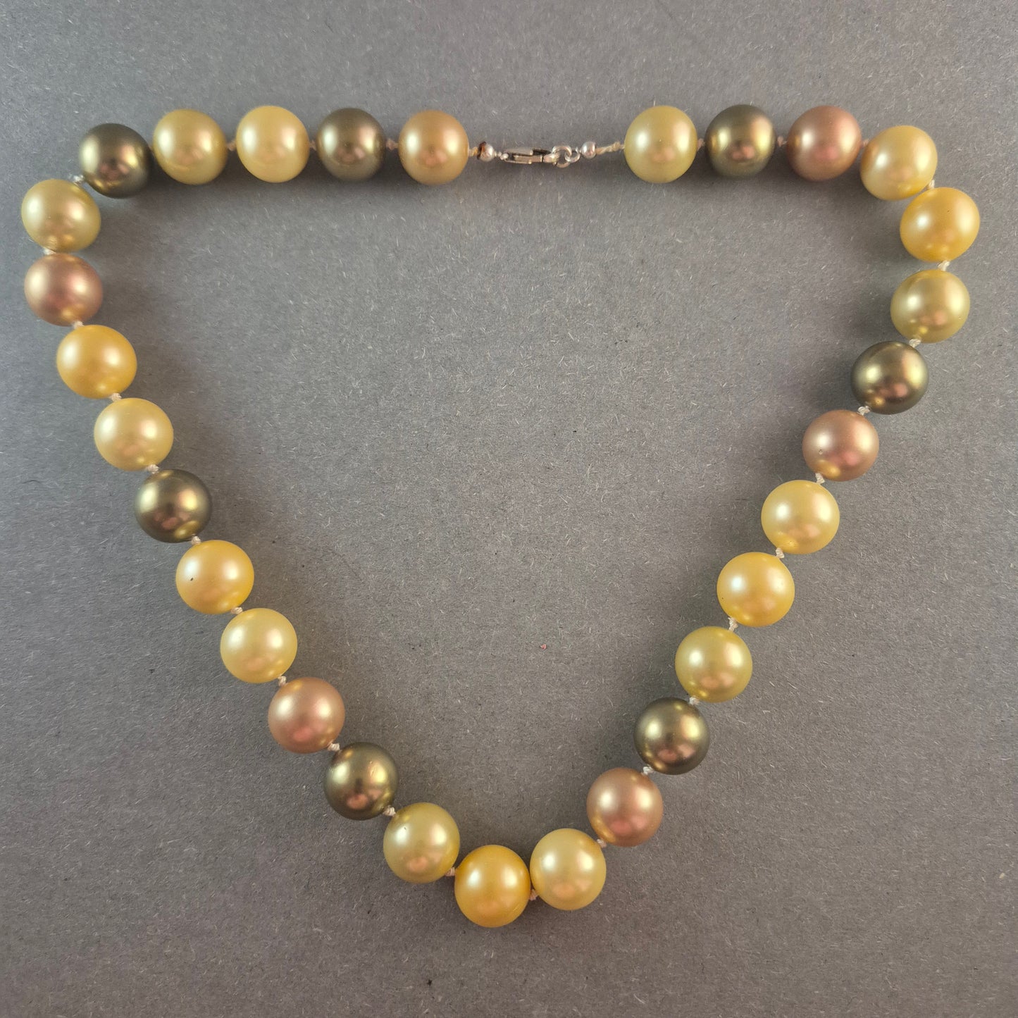 Elegante Perlenkette mit Farbverlauf – Goldene & bronzene Schattierungen