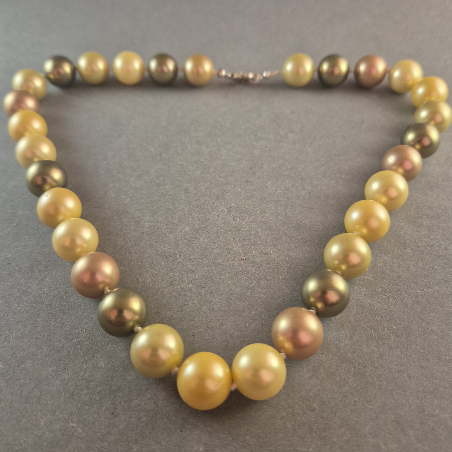 Elegante Perlenkette mit Farbverlauf – Goldene & bronzene Schattierungen