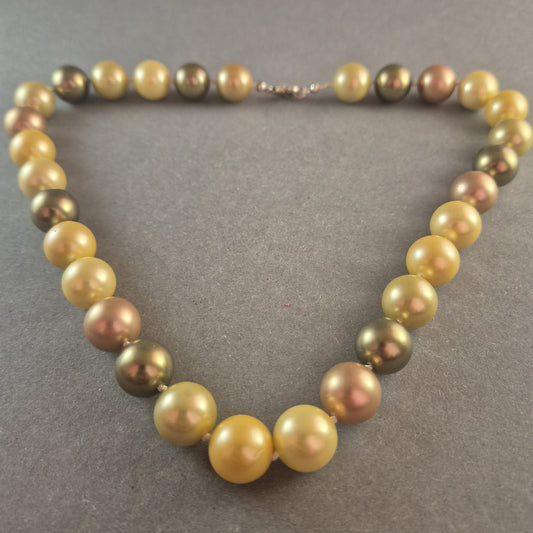 Elegante Perlenkette mit Farbverlauf – Goldene & bronzene Schattierungen