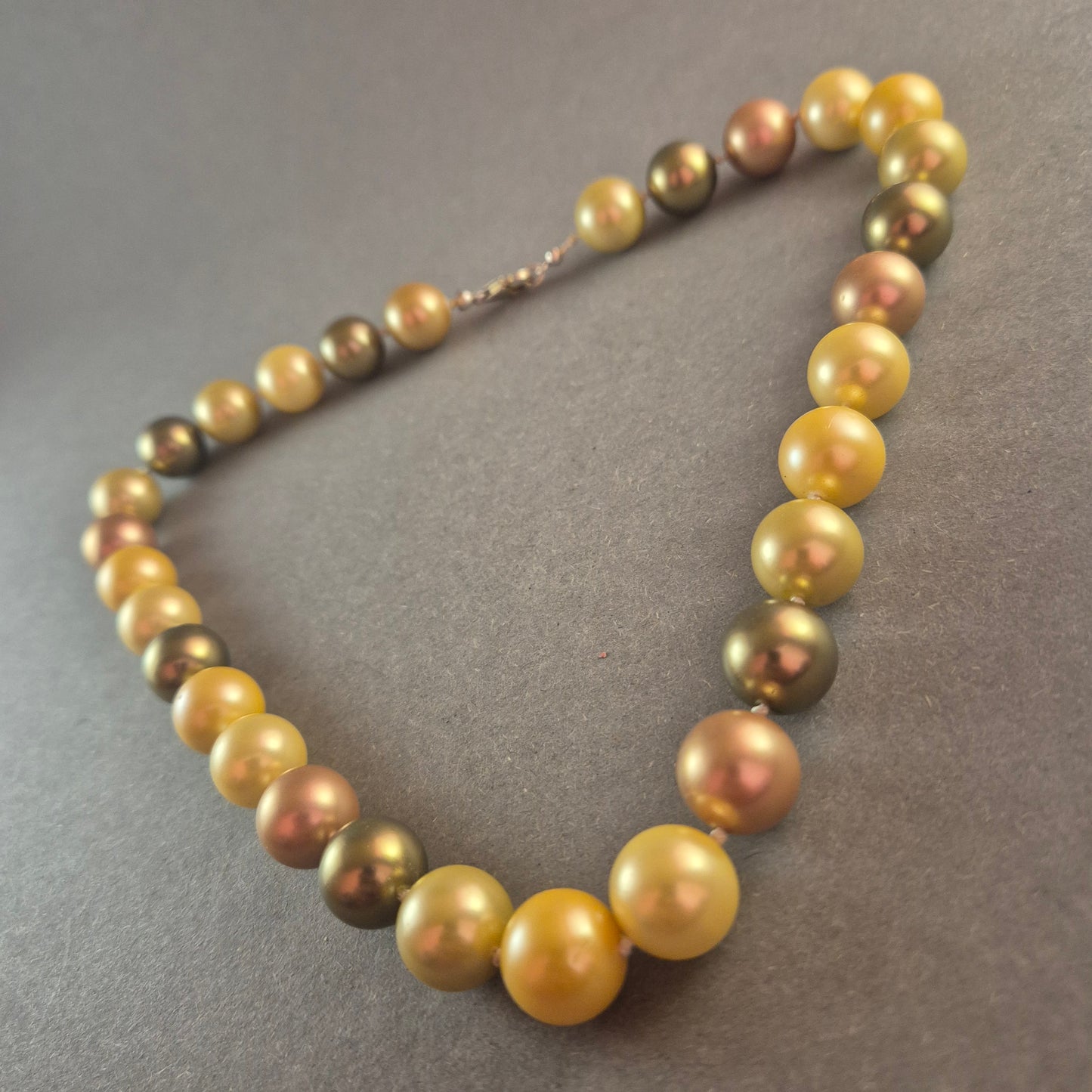 Elegante Perlenkette mit Farbverlauf – Goldene & bronzene Schattierungen