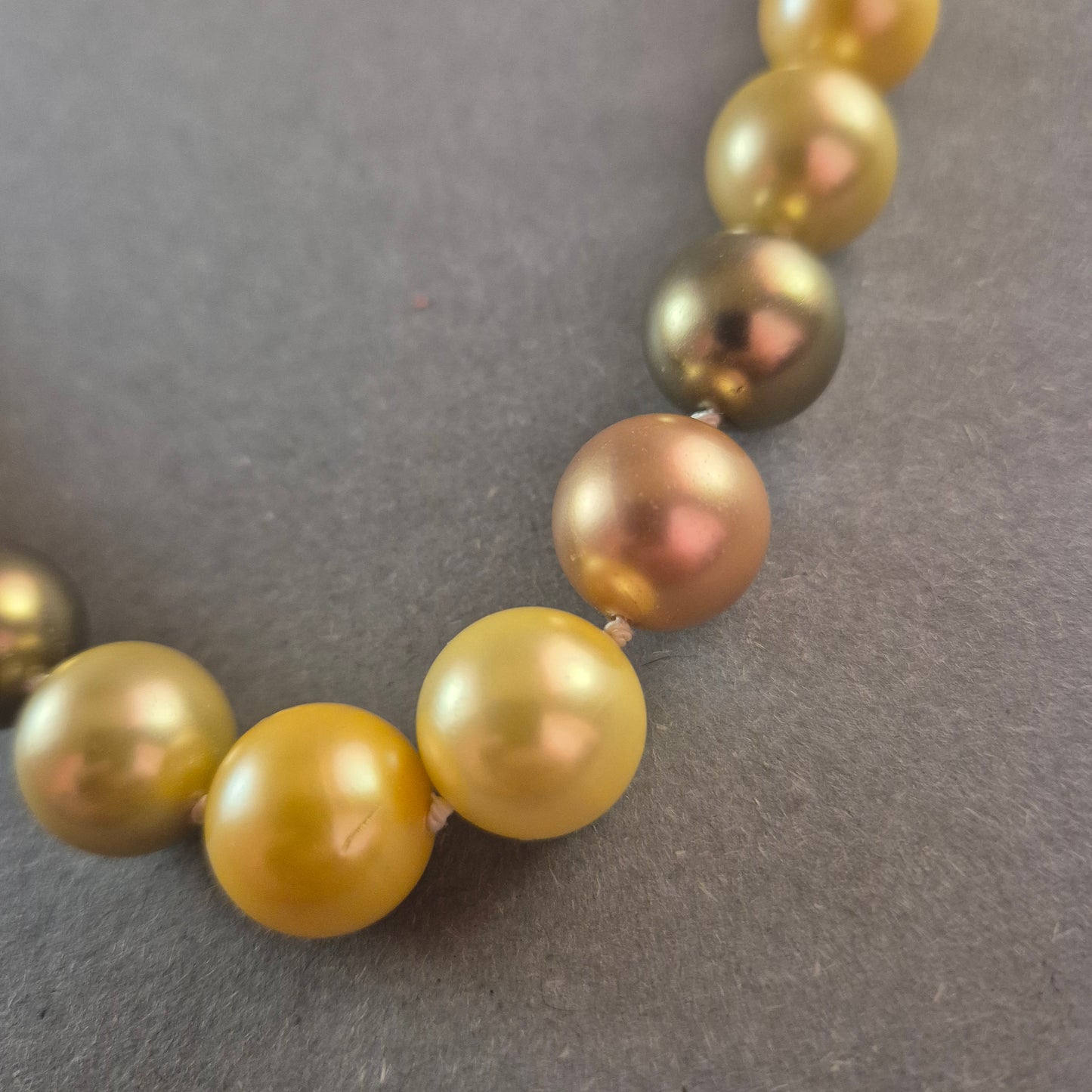 Elegante Perlenkette mit Farbverlauf – Goldene & bronzene Schattierungen