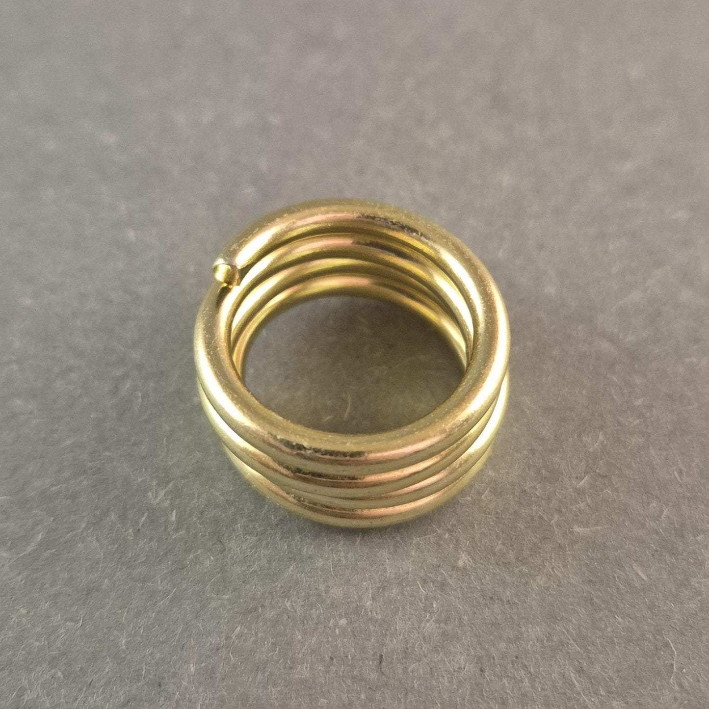 Vergoldeter Spiralring – Modernes Design mit einzigartiger Form